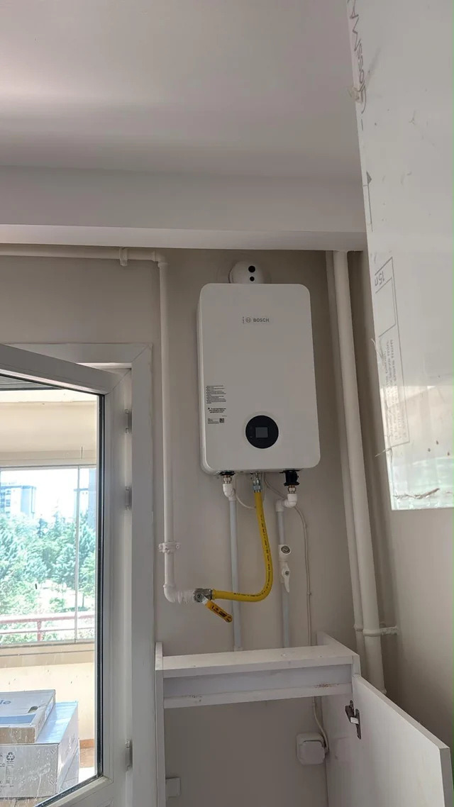 Pencere yanında, yuvarlak kontrol panelli duvar tipi cihaz ve bağlantıları