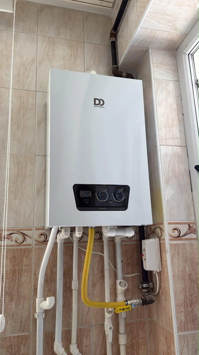 Fayanslı duvarda kombi ve cihaz altındaki tesisat bağlantıları